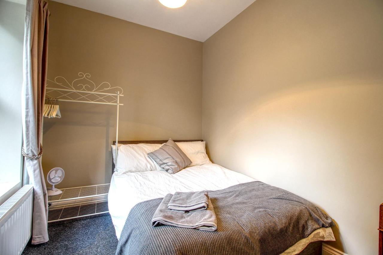 6 Dbl Bed, Central Huddersfield House Inc Parking Bagian luar foto