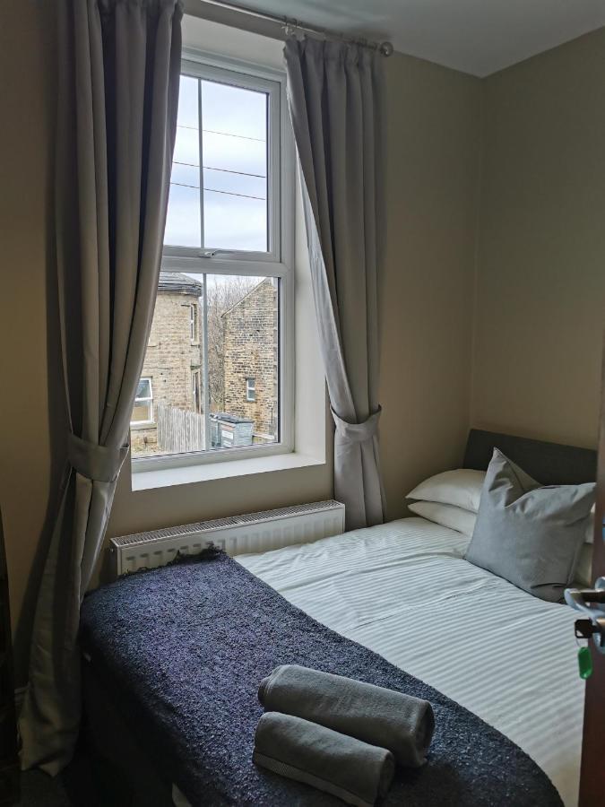 6 Dbl Bed, Central Huddersfield House Inc Parking Bagian luar foto